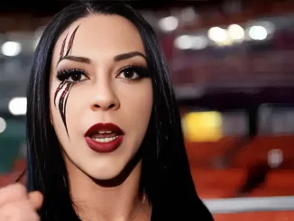 Stephanie Vaquer mit einem Hinweis