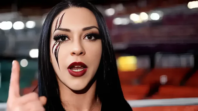 Stephanie Vaquer mit einem Hinweis