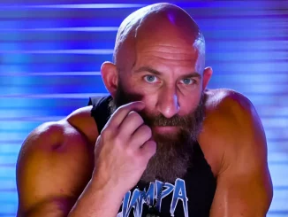 Tommaso Ciampa blickt in die Führungskamera