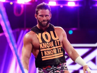 Zack Ryder steht im Ring und lächelt