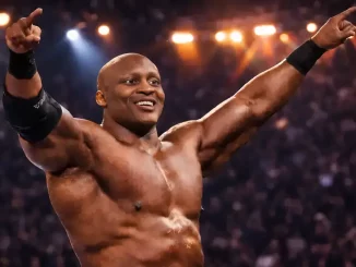 Bobby Lashley präsentiert seine Siegespose im Licht der Arena