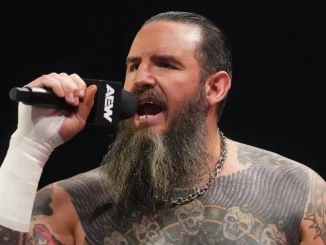 Brody King spricht in ein AEW Mikrofon