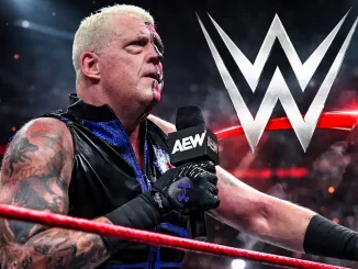 Dustin Rhodes hält ein AEW-Mikrofon in der Hand und steht im Ring