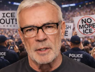 Eric Bischoff vor Fans mit Anti-ICE Plakaten