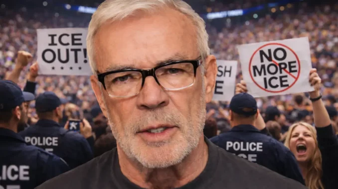 Eric Bischoff vor Fans mit Anti-ICE Plakaten