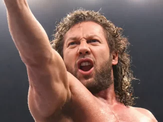 Kenny Omega streckt seine Arm siegreich aus
