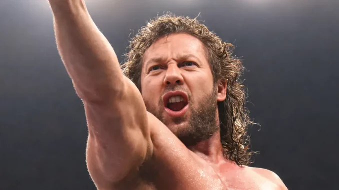 Kenny Omega streckt seine Arm siegreich aus