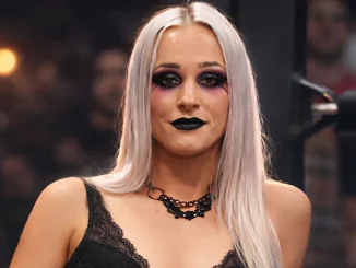 Penelope Ford blickt direkt in die Kamera