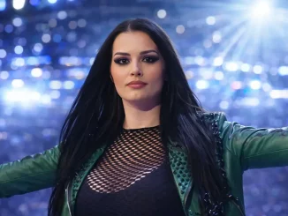 Saraya präsentiert sich den Fans in der Arena