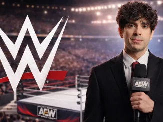 Tony Khan vor einem AEW-Ring und neben einem WWE Logo