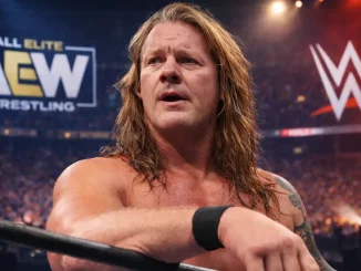 Chris Jericho im Ring vor dem AEW und WWE Logo