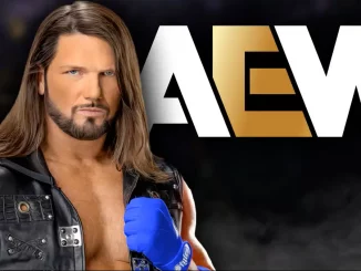 AJ Styles vor dem AEW Logo