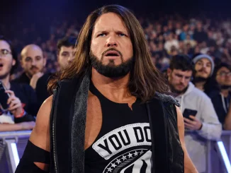 AJ Styles blickt angespannt in Richtung Ring