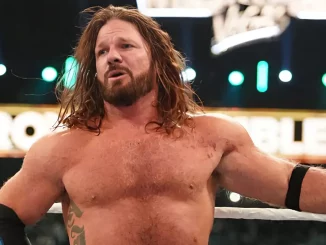 AJ Styles steht nachdenklich im Ring
