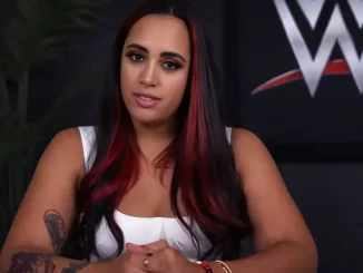 Ava blickt für eine Rede in die Führungskamera