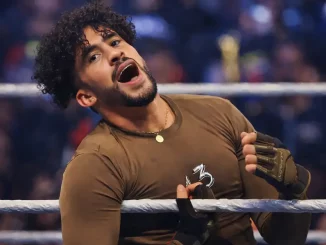 Bad Bunny steht erschöpft im WWE Ring