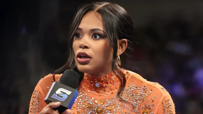 Bianca Belair hält ein Mikrofon der WWE in der Hand und ist erstaunt
