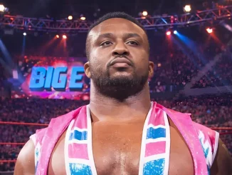 Big E steht im Wrestling Ring