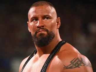 Bron Breakker blickt angespannt