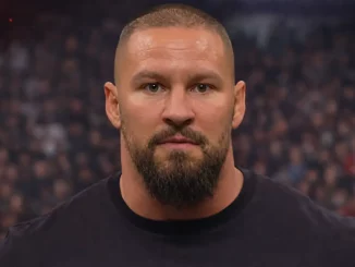 Bron Breakker blickt starr in die Kamera