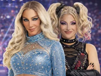Charlotte Flair und Alexa Bliss stehen nebeneinander und lächeln