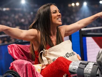 Chelsea Green feiert sich selbst im Rollstuhl