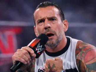 CM Punk hält ein WWE Mikrofon in seiner Hand und spricht Klartext