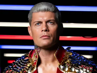 Cody Rhodes steht mit versteinertem Blick im Backstagebereich