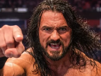 Drew McIntyre streckt seinen Finger in Richtung Kamera