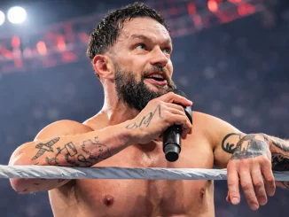 Finn Bálor steht im Ring und teilt den WWE-Fans etwas mit