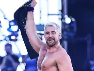 Joe Hendry streckt den NXT-Champion Titel in die Höhe