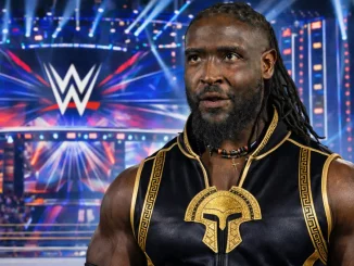 Oba Femi steht in der WWE Arena