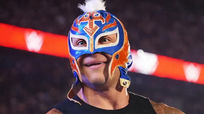 Rey Mysterio steht lächelnd im Ring