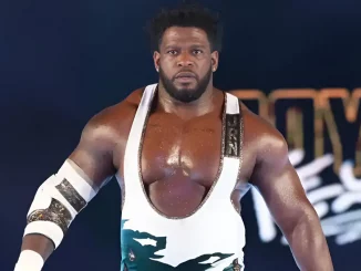 Royce Keys blickt aus der Ferne zum WWE Rin