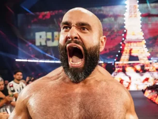 Rusev brüllt auf dem Weg zum Ring