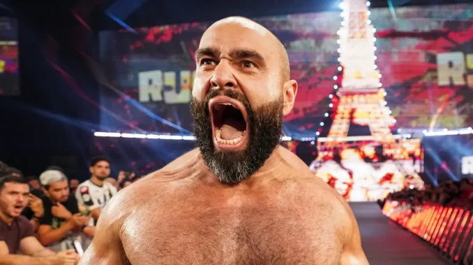 Rusev brüllt auf dem Weg zum Ring