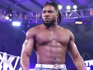 Trick Williams steht mit ernstem Blick im Ring