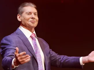 Vince McMahon präsentiert sich gut gelaunt