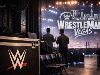 Zwei WWE-Mitarbeiter backstage vor WrestleMania in Vegas