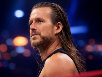 Adam Cole steht nachdenklich im Ring