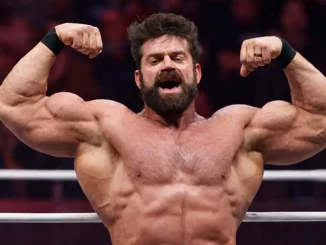 Brian Cage demonstriert seine Kraft