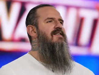 Brody King steht lachend auf der Bühne