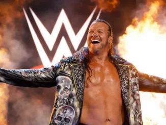 Chris Jericho lächelt auf der feurigen Stage