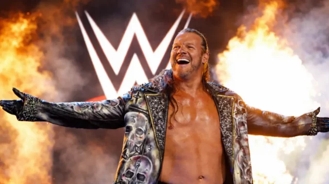 Chris Jericho lächelt auf der feurigen Stage