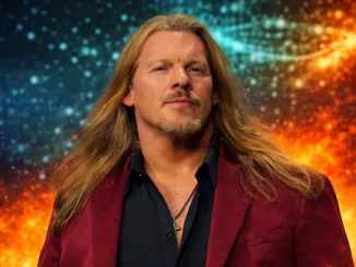 Chris Jericho präsentiert sich im roten Anzug