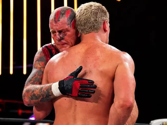 Dustin Rhodes umarmt seinen Bruder Cody Rhodes