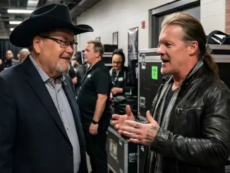 Jim Ross unterhält sich mit Chris Jericho im Backstagebereich