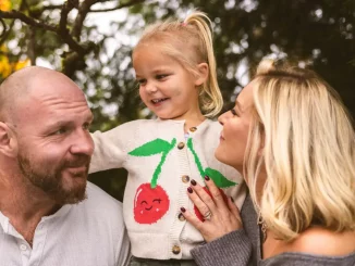 Jon Moxley mit seiner Frau Renee Paquette und Tochter Nora