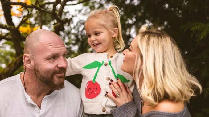 Jon Moxley mit seiner Frau Renee Paquette und Tochter Nora