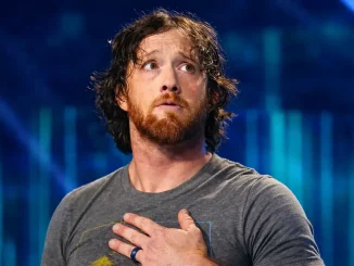 Kyle O’Reilly steht mit besorgtem Gesichtsausdruck auf der Bühne